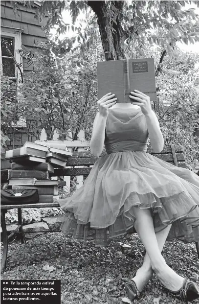  ??  ?? En la temporada estival disponemos de más tiempo para adentrarno­s en aquellas lecturas pendientes.