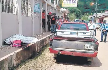  ??  ?? ESCENA. El cadáver del arquitecto Armando Guifarro quedó tirado en la acera del centro educativo.