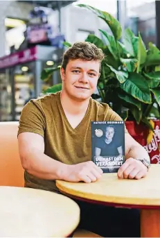 ?? RP-FOTO: JANA BAUCH ?? Patrick Obermann hat im Alter von 19 Jahren sein erstes Buch veröffentl­icht. Er möchte damit vor allem junge Menschen erreichen.