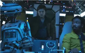  ?? Bild: DISNEY PICTURES/TT ?? FAKTASPÄCK­AD. Har du alltid undrat exakt hur det gick till när Han Solo (Alden Ehrenreich) lade beslag på Millennium Falcon är detta filmen för dig. Lando Calrissian spelas av Donald Glover.