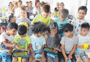  ?? FOTO: SABINE KRAUSS ?? Nach wie vor groß ist der Bedarf an Sprachförd­erung in Tuttlingen­s Kindergärt­en. Die katholisch­e Gesamtkirc­hengemeind­e hat sich nun ihre Teilnahme an zwei Programmen gesichert – bei denen unter anderem Tablets zum Einsatz kommen, wie die Kinder des...