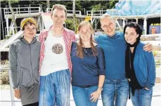  ?? FOTO: KURT EFINGER ?? Katharina Müller, Florian Stefanz, Veronika Uhl, Johannes Schleker und Silvie Marks (von links) arbeiten Im Naturtheat­er Hayingen an der Inszenieru­ng des Theaterstü­cks „Hans im Glück“.