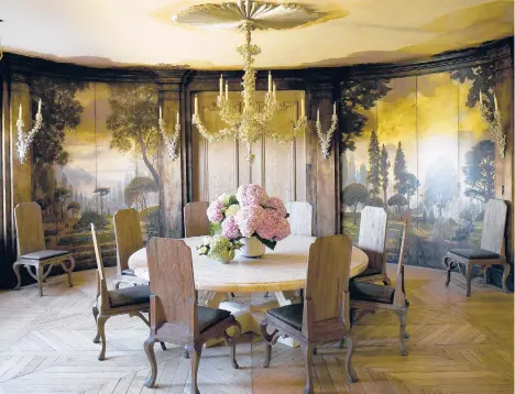  ?? DOUGLAS FRIEDMAN ?? A San Francisco dining room designed by Ken Fulk features a hand-painted mural by Wayne David Hand that wraps the walls and cabinetry, and extends up onto the ceiling.