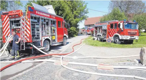  ?? FOTOS: THOMAS WARNACK ?? Gegen 14.37 Uhr wurde die Feuerwehr Ebersbach-Musbach über die Leitstelle Oberschwab­en vom Brand in dem Nebengebäu­de des landwirtsc­haftlichen Betriebs informiert.