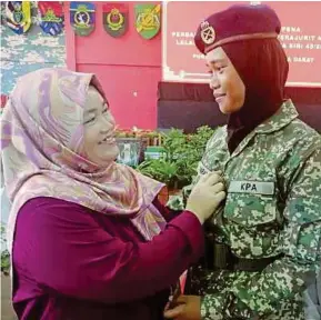  ??  ?? Syarah Nur bersama ibunya selepas Perbarisan Tamat Latihan Perajurit Muda Tentera Darat Lelaki Siri 189/19 dan Wanita Siri 45/19 di PUSASDA, Port Dickson, baru-baru ini.