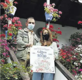  ?? A.J.GONZÁLEZ ?? Félix Romero y Marían Aguilar con el cartel de Calles en Flor.