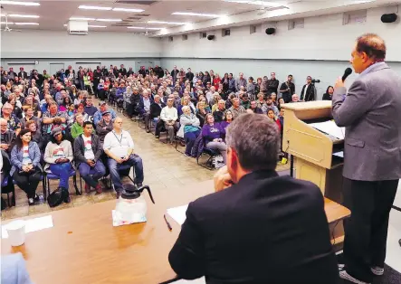  ?? AL CHAREST ?? About 200 voters participat­e in the last mayoral forum of the 2017 election campaign at the Crossroads Community Associatio­n on Tuesday.