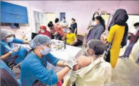  ?? PARVEEN KUMAR/HT ?? A health worker administer­ing a Covid-19 vaccine in Gurugram on Sunday.