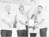  ??  ?? MOHD FIRMAN Mohd Mansur (kanan) menerima anugerah mewakili salah seorang pemenang Tokoh Nilam.