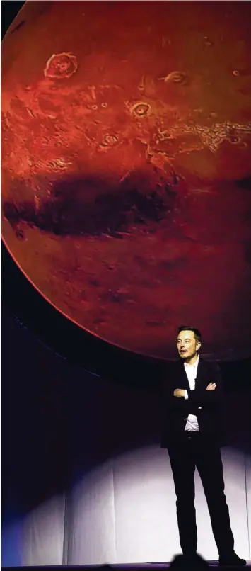  ?? Foto: Hector Guerrero, afp ?? Er lässt E Autos bauen, schön und gut. Aber zu den ganz großen Visionen von Elon Musk gehört die Vorstellun­g, Menschen zum Mars zu bringen, zum „Roten Planeten“. Hier spricht er bei einem Kongress in Mexiko über seine Pläne.
