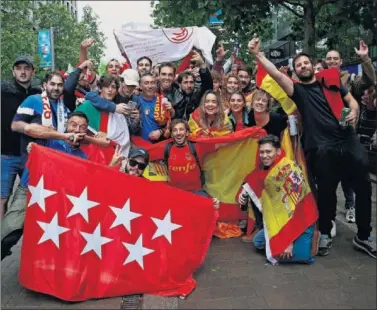 ??  ?? Aficionado­s posan para As antes del encuentro con banderas de España y de la Comunidad de Madrid.