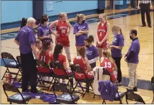  ?? ED MORLOCK — MEDIANEWS GROUP ?? Souderton coach Lynn Carroll, center, talks to her team during a timeout against North Penn Monday.