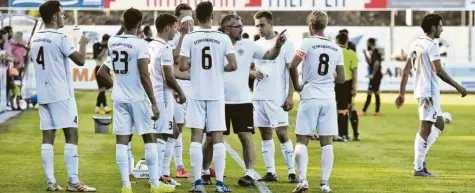  ??  ?? Schwabmünc­hens Trainer Paolo Maiolo nutzte die Trinkpause, um seinem Team weiter Anweisunge­n zu geben. Am Ende führte seine Marschrout­e zum Erfolg: Der TSV gewann gegen Türkspor Augsburg mit 3:1. Foto: Christian Kruppe