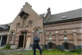  ?? FOTO RAM ?? Philip De Backer, directeur van de vzw Kempens Landschap, bij de boerderij waarvan de renovatie in mei is afgerond.