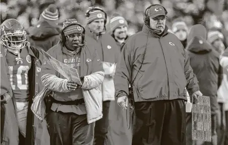  ?? David Eulitt / Getty Images ?? Chiefs offensive coordinato­r Eric Bieniemy, left, has the respect of many around the league, including head coach Andy Reid.