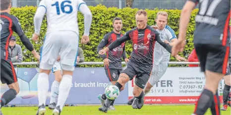  ?? FOTO: THOMAS SIEDLER ?? Timo Zimmer (am Ball) will mit seinen Sportfreun­den gegen Neckarrems zurück in die Erfolgsspu­r.