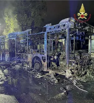  ?? ?? I resti carbonizza­ti dell’autobus della Tpl andato a fuoco nella notte scorsa in via di Valleranel­lo