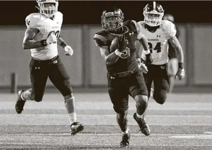  ?? Photos by Kin Man Hui / Staff photograph­er ?? Wagner’s Quentin Owens breaks away from Smithson Valley’s Trey Moore, left, and Gavin Woods for a long run Friday night.