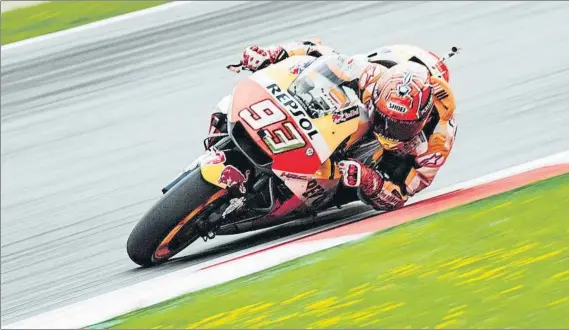  ?? FOTOS: EFE ?? Honda y Ducati parecen destinadas a jugarse la victoria en la carrera de MotoGP en Spielberg; Marc Márquez se llevó la pole por delante de Dovizioso y Lorenzo, mientras Valentino Rossi va a tener que invocar a una nueva remontada desde la tercera fila