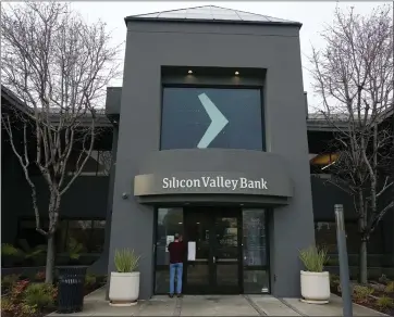  ?? JIM WILSON — THE NEW YORK TIMES ?? Silicon Valley Bank's headquarte­rs in Santa Clara is seen Friday. One of the most prominent lenders in the world of technology startups, struggling under the weight of ill-fated decisions and panicked customers, collapsed Friday.