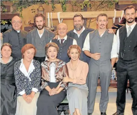  ?? Foto de familia de algunos de los principale­s protagonis­tas de ‘El secreto de Puente Viejo’. Foto: Atresmedia ??