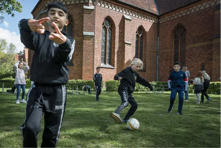  ??  ?? De leerlingen van een school in Kopenhagen mogen in de pauze ook in de tuin van een kerk in de buurt spelen.