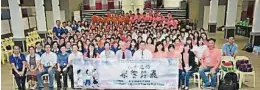  ??  ?? ▲循人中學與台灣新泰國­中師生於歡迎儀式上合­影。