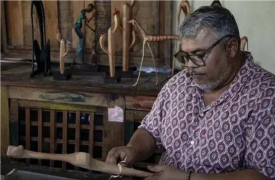  ?? ISABELA CUNHA/DIVULGAÇÃO ?? Marcos de Sertânia é um dos mais expressivo­s escultores do Sertão de Pernambuco. Cronista da madeira,ficou célebre com a escultura da cadela Baleia, em alusão à personagem de Graciliano Ramos