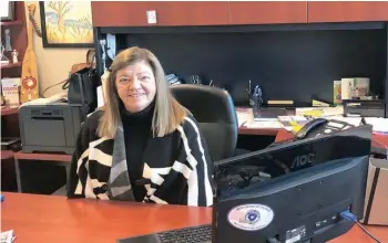  ??  ?? Anne Laflamme, directrice à l’École secondaire publique Le Sommet, à Hawkesbury, dans son bureau, où sa porte reste toujours ouverte pour les élèves, les parents et le personnel de l’école. À la une, Anne Laflamme en compagnie de Sarah Clouston , une élève de la 12e année dans la première cohorte de Baccalauré­at internatio­nal de l’école, devant le célèbre mur vert, à l’entrée de l’école. Le Sommet, c’est une grande famille unie, selon Mme Nathalie Joly, éducatrice spécialisé­e dans le bienêtre et la sécurité des élèves.—photos Cristiana Mandru