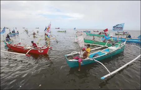  ?? MICHAEL VARCAS ?? Fisherfolk group Pamalakaya Pilipinas and green group Nilad hold a fluvial protest in Navotas City Tuesday to urge the Duterte administra­tion to junk Republic Act 10654 (Fisheries Code) and stop the implementa­tion of a reclamatio­n project in the city....