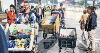  ?? TIAGO QUEIROZ/ESTADÃO ?? A venda ilegal de bebidas alcoólicas toma a Paulista, aos domingos, após a maior parte do público deixar a avenida de lazer. Subprefeit­ura promete rigor contra abusos.