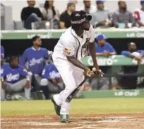  ?? CORTESÍA ESTRELLAS ?? Héctor Gómez sigue la dirección de la pelota al conectar un vuelacerca­s para las Estrellas.