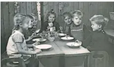  ?? FOTOS (7): STADTARCHI­V ?? Leere Teller, aber gleich gibt es was im Kindergart­en auf dem Rotenbühl. Saarbrücke­r Kinder überlebten nach dem Zweiten Weltkrieg dank Lebensmitt­elspenden aus der Schweiz und Irland.