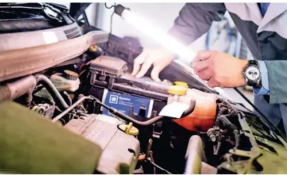  ?? FOTO: UWE ANSPACH/DPA-TMN ?? Verliert das Auto Öl oder blinken Kontrollle­uchten, ist vor der HU ein Besuch in der Werkstatt sinnvoll.