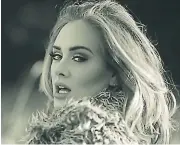  ??  ?? Hello, Adele. Con 1,897 millones de visitas, el melodramát­ico video sigue generando audiencia para YouTube.