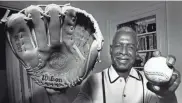  ?? THOMAS BUSLER/THE COMMERCIAL APPEAL FILE ?? July 9, 1983: Negro League Hall of Famer Joe Scott displays a big smile and a “Joe Scott” model glove by Wilson.