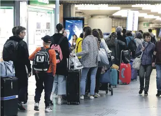  ?? MARTA FERNÁNDEZ / EP ?? Numerosas personas con maletas se preparan para salir de viaje en Atocha.