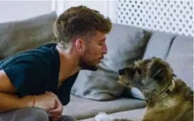  ?? FOTO VTM ?? In de eerste aflevering gaat Beestig op bezoek bij Rode Duivel Dries Mertens en zijn hond Juliette in Napoli.