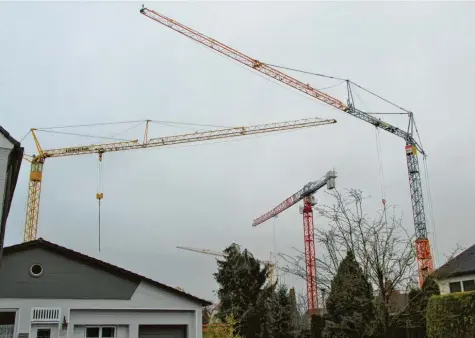  ?? Foto: Matthias Kleber (Symbolbild) ?? Es wird viel gebaut in der Region. Manche Vorhaben stoßen auf Kritik. In einem Fall in Bellenberg soll nun das Gericht entscheide­n.