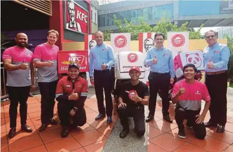  ?? [FOTO EIZAIRI SHAMSUDIN/BH] ?? Mohamed Azahari (kanan) bersama Dass (kiri) dan Pereyra (tiga dari kiri) selepas pemeteraia­n memorandum perjanjian QSR Brands dan foodpanda di Petaling Jaya, semalam.