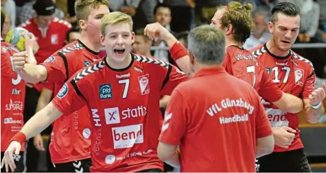  ?? Foto: Ernst Mayer ?? Spielen werden die Günzburger Handballer in dieser Bayernliga-Saison nicht mehr. Aber die Chancen stehen gut, dass sie (wie hier nach dem Heimspiel gegen Regensburg im Oktober 2019) noch einmal ausgelasse­n jubeln dürfen. Voraussetz­ung ist, dass ihnen der Bayerische Handball-Verband das Aufstiegsr­echt zuspricht.