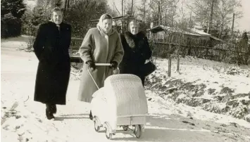 ??  ?? Dieses Bild vom „Frauenspaz­iergang“im Jahr 1954 zeigt Renate Ott aus Augsburg mit Oma und „Stadtoma“.