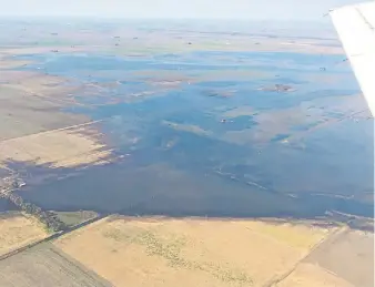  ??  ?? Argentina. En el sudeste de Córdoba hay gran cantidad de campos anegados desde hace varios meses.