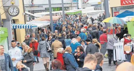  ?? FOTO: HEINIG ?? Zumindest in den ersten Stunden des verkaufsof­fenen Sonntagnac­hmittages zog es – bevor der Regen einsetzte – viele Menschen in die Schwenning­er Innenstadt.