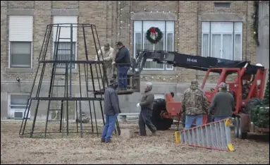  ?? Photo by Gerren Smith ?? Left: Outside the Hot Spring County Courthouse, a crew works to remove the frame for the very large Christmas tree that was displayed during the holiday season.