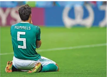  ?? FOTO: GEBERT/DPA ?? Innenverte­idiger Mats Hummels sitzt enttäuscht auf dem Rasen. Der Abwehrspie­ler war noch einer der besten Deutschen gegen Südkorea und hatte mit einem Kopfball die größte Chance zur Führung.