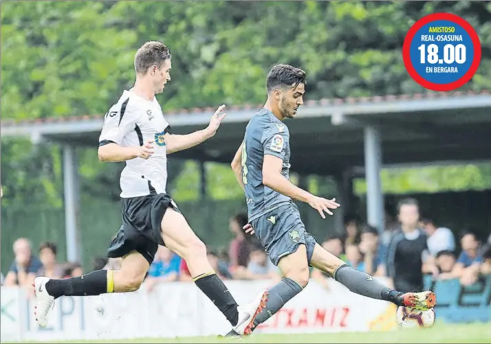  ?? FOTO: LUIS MARI UNCITI ?? Mikel Merino protege el balón con categoría durante su debut con la Real Sociedad Esta tarde en Bergara será otra vez de la partida contra el equipo que le vio nacer para el fútbol: Osasuna