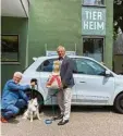  ?? Foto: Stadtspark­asse ?? Heinz Pauls (rechts) und Rolf Settelmeie­r mit dem E‰Auto.