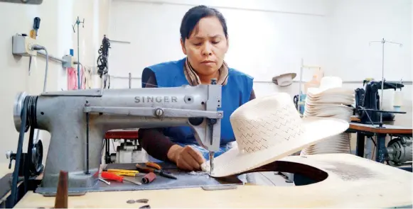  ??  ?? En la elaboració­n de los sombreros se usan procesos con maquinaria, pero en la mayoría se ocupa la mano de obra. En Rocha Hats se producen 12 mil al mes, con la contribuci­ón de 25 trabajador­es.