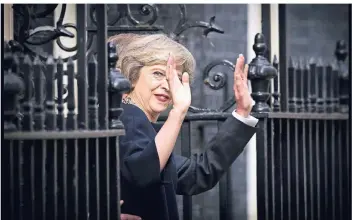  ?? FOTO: IMAGO ?? Theresa May bei ihrem Einzug in die Downing Street. Den Amtssitz wird sie wohl in Kürze räumen müssen.
